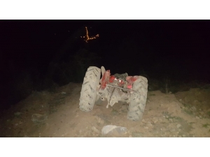 Kaza Yapan Traktördeki Baba Ve Oğlu Yaralandı