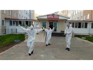 Karantinadaki Vatandaşlara Moral Olsun Diye ’Tokat Sarması’ Oynadılar