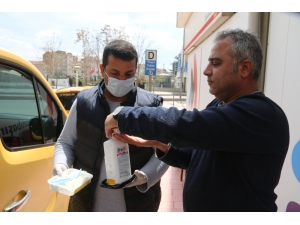 Elazığ’da Taksici Önlemini Ücretsiz Maske Ve Eldivenle Aldı