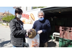 Burhaniye’de Kapı Kapı Ekmek Dağıtan Fırıncılar Takdir Topladı