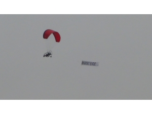Bursa’da Paramotorla Uçan Bir Kişi Havadan ’Hayat Evde’ Mesajı Verdi