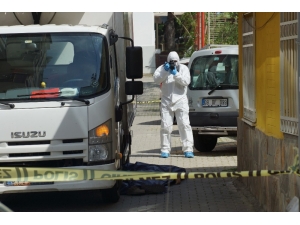 Kamyonetin Altında Kalan Yaşlı Adam Hayatını Kaybetti