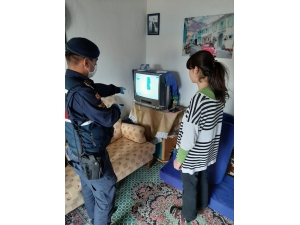 Jandarma Eba Tv’yi İzleyemeyen Öğrenciye Tablet Ve Uydu Cihazı Hediye Etti