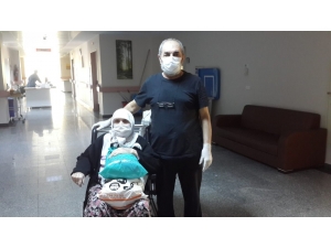 Korona Virüsten Kurtulan Anne Ve Oğlu Taburcu Oldu