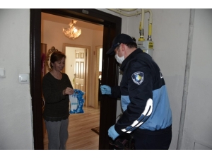 İzmit Belediyesi Vatandaşların Acil İhtiyaçlarını Kapılarına Götürdü