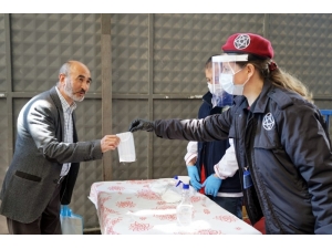 Kapalı Pazaryerinde Vatandaş Ve Esnaflara Maske Dağıtıldı