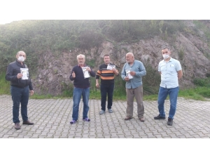 Sağlıkçılardan Sonra Mahallesine Maske Dağıttı