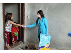 Mardin’de İlköğretim Öğrencilerinin Yüzü Hediye Kitaplarla Gülüyor