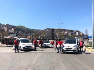 Kapı Kapı Dolaşıp 4 Bin Ekmek Dağıttılar