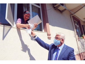 Ergene Belediye Başkanı Ergene, Sokaklarında Kapı Kapı Dolaşarak Maske Dağıtıyor