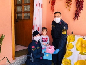 Jandarmadan 4 Yaşındaki Ece’ye Doğum Günü Sürprizi