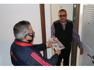 Türkiye Gazetesi Dağıtıcıları Yaşlıların Yanında Olmaya Devam Ediyor