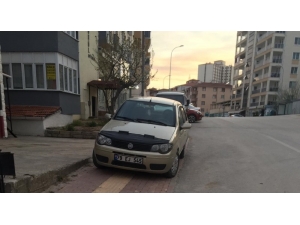 Görme Engelli Yolu Üstene Park Etmiş Araç Sürücülerine Ateş Püskürdüler