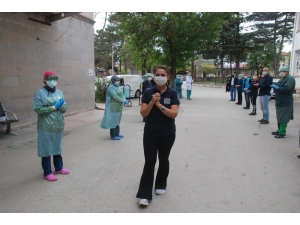 Korona Virüsü Yenen Hemşire Görevine Döndü