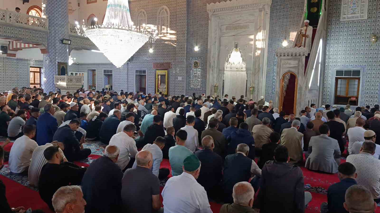 sanliurfa-da-bayram-namazi-coskusu