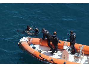 30 Metrelik Falezlerden Atladı, Bota Çıkmamak İçin Direndi