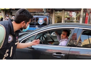 Bu Polisin Maske Uyarısına İtiraz Eden Olmadı