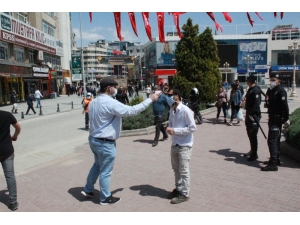 Gaziantep’te Sokaklara Konuşlanan Sağlıkçılar Ateş Ölçümü Yapıyor