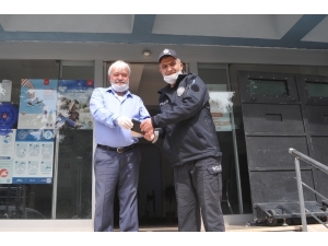 Yolda Bulduğu İçi Para Dolu Cüzdanı Polise Teslim Etti