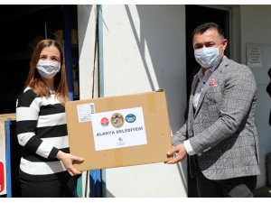 Başkan Yücel Muhtarlara 80 Bin Adet Maske Dağıttı