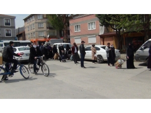 Bursa’da Vatandaşlar Pazara Akın Etti