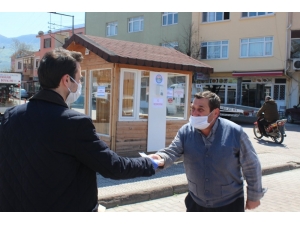 Kaymakam Açıkgöz, Vatandaşa Maske Dağıttı