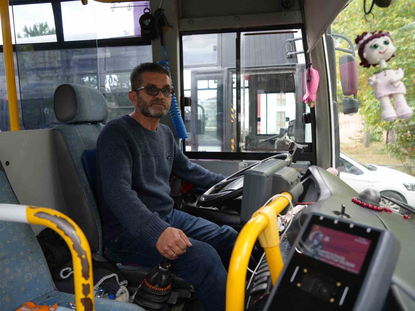 halk-otobusunde-unutulan-para-dolu-canta-sahibine-teslim-edildi