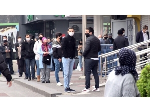Sultangazi’de Ptt Ve Banka Önlerinde Yoğunluk