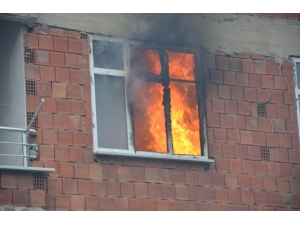 Mutfak Tüpü Patladı, Aileyi Komşuları Kurtardı