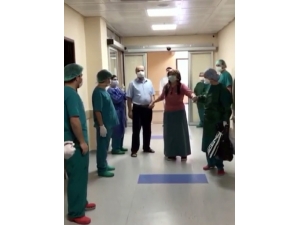 Hatay’da Korona Virüs Tedavisi Tamamlanan İki Hasta Alkışlarla Taburcu Oldu