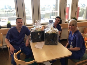 İsveç’te Türk Kadınları, Sağlık Çalışanları İçin Gönüllü Maske Dikiyor