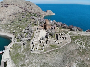 Akdamar Adası Açan Çiçeklerle Beyaz Gelinliğini Giydi