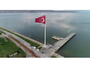 Bölgenin En Büyük Türk Bayrağı Tatvan’da Dalgalanmaya Başlandı