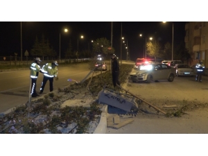 Virajı Alamayan Otomobil Kaldırıma Çıkıp Yan Yola Girdi