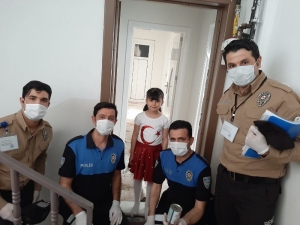 "Bayrak" Şiirini Okuyarak Kumbarasını Bağışladı