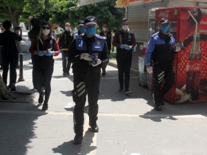 Polisten Atm Önünde Dolandırıcı Ve Sosyal Mesafe Uyarısı