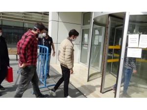 Seyahat İzin Belgesi İçin Kuyruk Oluşturan Vatandaşlara Polisten Banklı Barikatlı Önlem