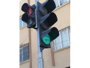 Trafik Işıklarında "Evde Kal"dan Sonra "Eve Git" Uyarısı