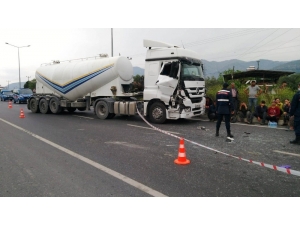 Çimento Kamyonu Traktöre Çarptı; 1 Ölü