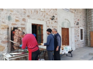 "Korona Bitsin" Diye Kurban Kesip Köylüye Dağıttı