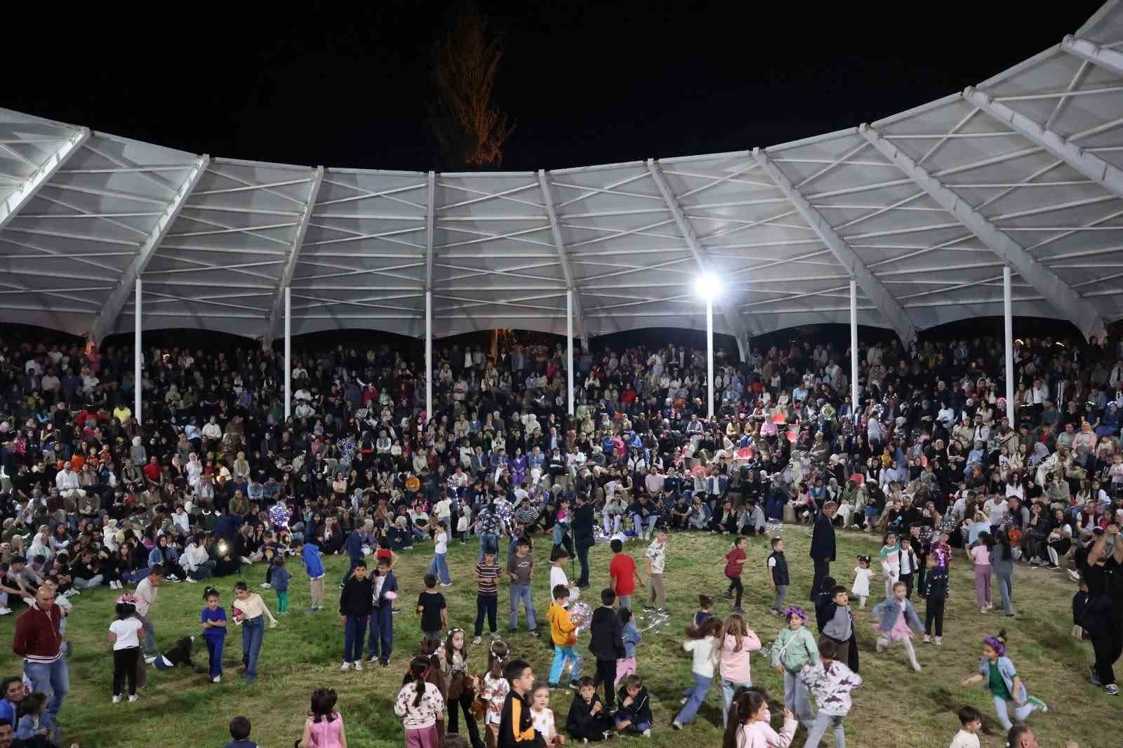 tortum-selalesi-festivali-nde-renkli-ve-coskulu-anlar-yasandi