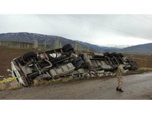Erzincan’da Gıda Maddesi Taşıyan Tır Şarampole Uçtu: 1 Ölü