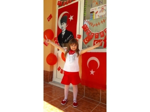 İki Kardeş, 23 Nisan Coşkusunu Evlerine Taşıdı