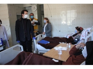 Kaymakam Açıkgöz, Diyaliz Hastalarını Ziyaret Ederek Maske Dağıttı