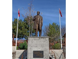 100. Yılda Kardeş Kente Atatürk Heykeli