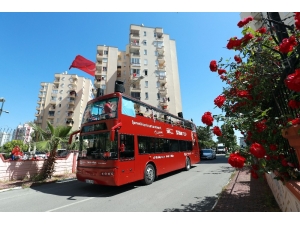 Büyükşehir Bandosu Antalya Sokaklarını Şenlendiriyor