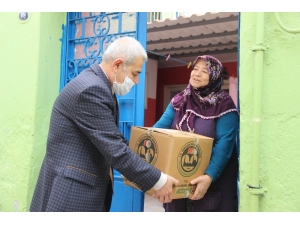 İzmir Vakıflar Bölge Müdürlüğünden 462 Aileye Kuru Gıda Yardımı