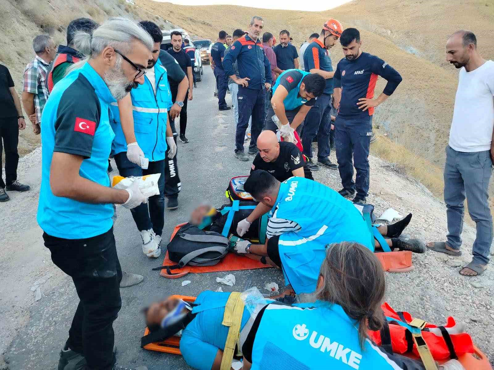 elazig-da-minibus-ucuruma-yuvarlandi-5-i-agir-13-yarali
