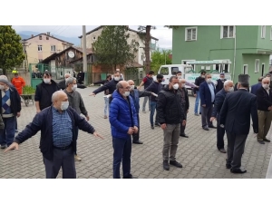 Kore Gazisinin Cenazesinde Cemaat Kollarını Açarak ‘Sosyal Mesafe’ Önlemi Aldı