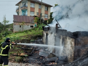Rize’de Ev Ve Serender Yangını Korkuttu